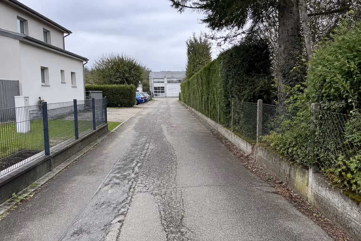 Vorher: Asphaltzufahrt Logistikbetrieb Böfingen