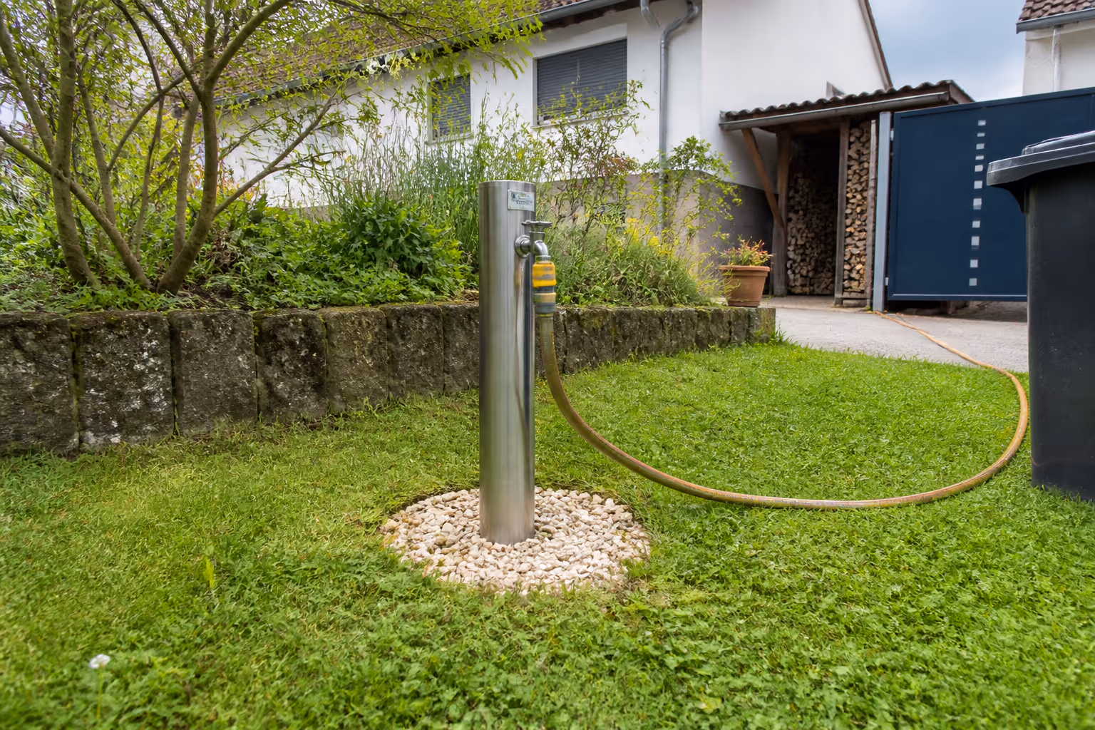 Fertiger Hausbrunnen mit Pumpenkopf, Brunnenbau Ulm