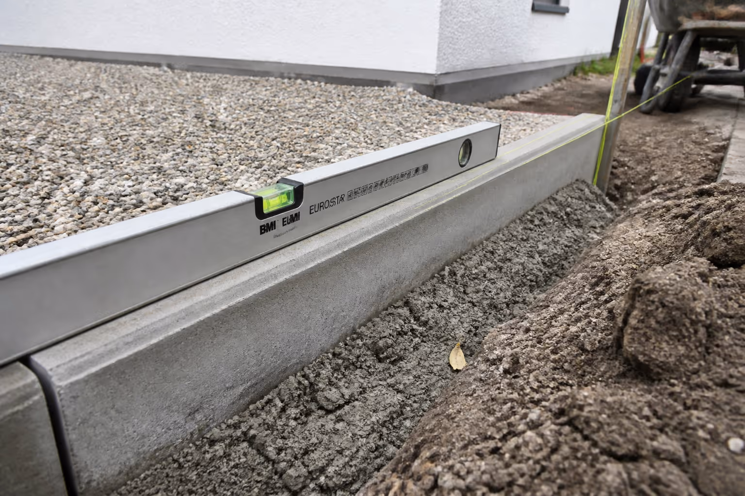 Einfassung mit Beton-Tiefbord bei Pflasterarbeiten in Ulm